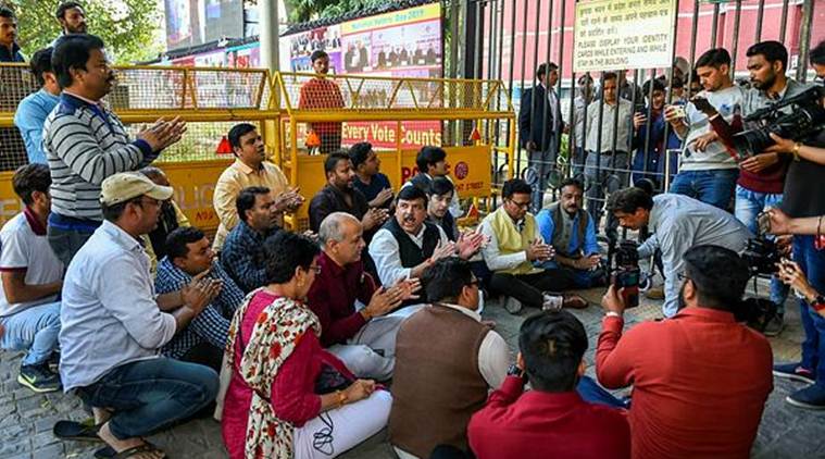 AAP Workers Protest Outside EC Alleging Raids On Call Centres | Delhi ...