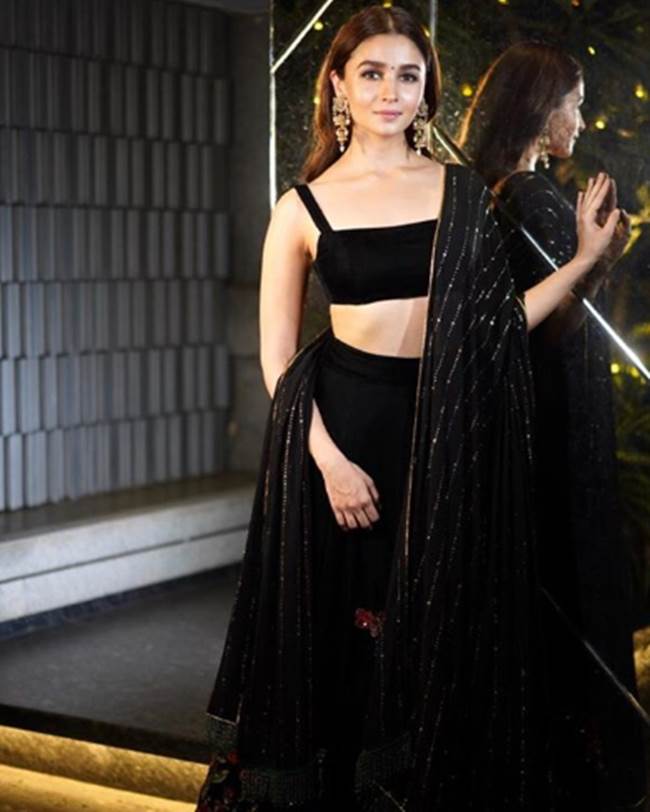 Alia Bhatt, alia bhatt birthday, happy birthday alia bhatt, alia bhatt birthday, alia bhatt ethnic photos, Alia Bhatt friend wedding, Alia Bhatt anita dongre, Alia Bhatt bridesmaid, Alia Bhatt lehenga, indian express, indian express news