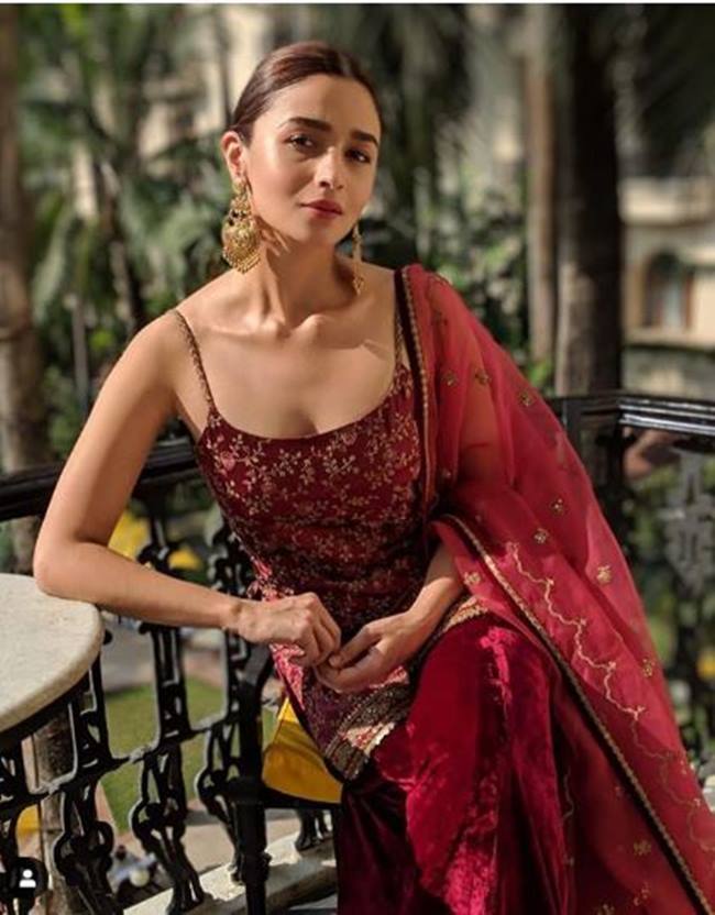 Alia Bhatt, alia bhatt birthday, happy birthday alia bhatt, alia bhatt birthday, alia bhatt ethnic photos, Alia Bhatt friend wedding, Alia Bhatt anita dongre, Alia Bhatt bridesmaid, Alia Bhatt lehenga, indian express, indian express news