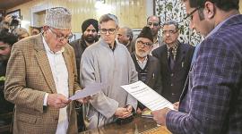 farooq abdullah files nomination, lok sabha elections 2019, lok sabha polls 2019, elections 2019, farooq abdullah, nomination papers, national conference, national conference leader farooq abdullah, omar abdullah, elections news, indian express