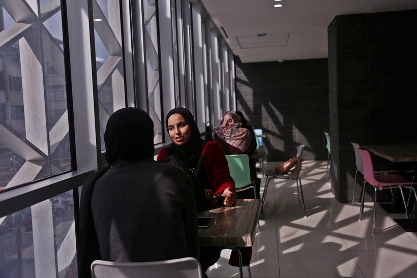 Gaza women walk thin line between hope and despair