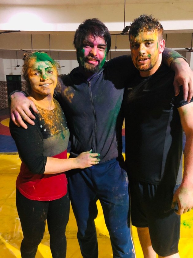 happy holi, holi 2019, sports holi, sunil chhetri, gautam gambhir,