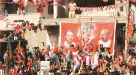 With chants of ‘Kashmir humara hai’, Amit Shah hits Gandhinagar roadshow