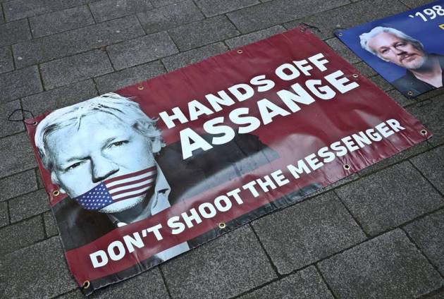 Julian Assange, Julian Assange arrested, WikiLeaks, Wikileaks Julian Assange arrested, Julian assange london, Julian Assange arrest video, Julian Assange ecuador, ecudor Julian assange, Julian Assange news, julian assange photos, Julian assange arrest news, London news, Julian assange britain, britain julian assange, indian express, latest news