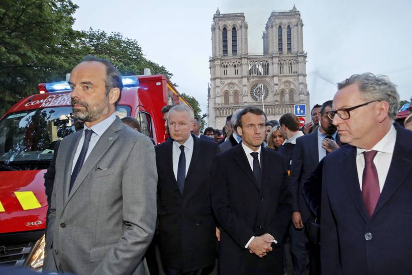 paris fire, paris notre dame cathedral, paris notre dame cathedral fire, fire at paris notre dame cathedral, fire at notre dame cathedral, notre dame cathedral paris, world news, Indian Express