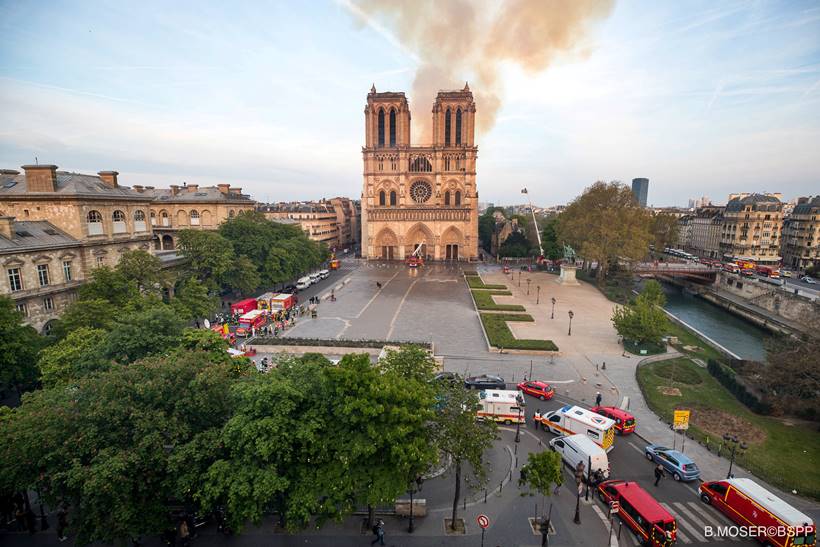 paris fire, paris notre dame cathedral, paris notre dame cathedral fire, fire at paris notre dame cathedral, fire at notre dame cathedral, notre dame cathedral paris, world news, Indian Express