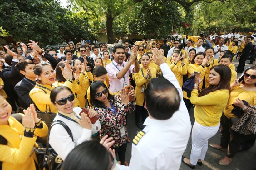jet airways, jet airways operations, jet airways temporary suspend, jet airways employees, jet airways protest, jet airways sbi, jet airways banks, jet airways employees protest, jet airways bidding, jet airways dgca, indian express news