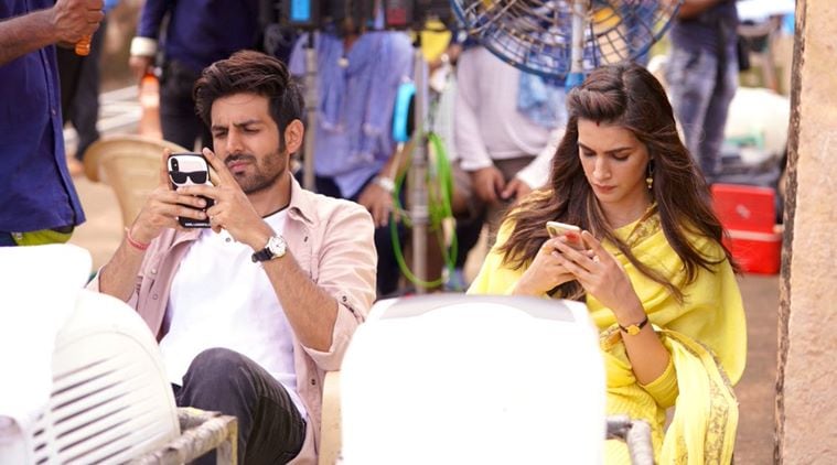 kriti sanon, kartik aaryan, luka chhupi, kriti sanon kartik aaryan twitter chat, celebrity funny twitter chat, entertainment news, bollywood news, indian express