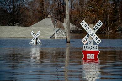 Powerful storm threatens more misery in flood-hit Midwest
