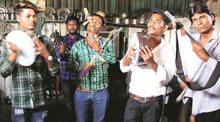 From ‘gaalis’ to ‘taalis’ — a new journey for musicians on Mumbai’s local trains