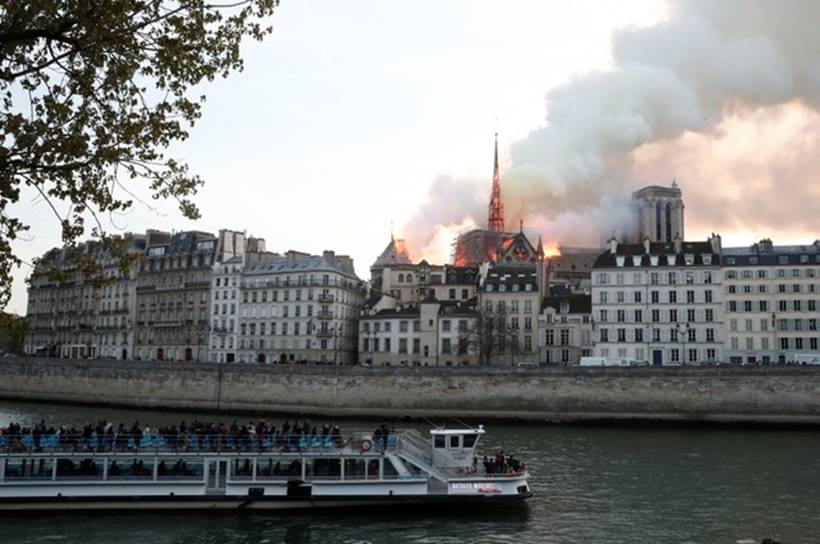 paris fire, paris notre dame cathedral, paris notre dame cathedral fire, fire at paris notre dame cathedral, fire at notre dame cathedral, notre dame cathedral paris, world news, Indian Express