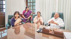 shatrughan sinha wife joins sp, shatrughan sinha wife politics, poonam sinha samajwadi party, shatrughan sinha wife lucknow seat, rajnath singh lucknow seat, who is poonam sinha, poonam sinha lucknow seat, lok sabha elections, general elections, election news, decision 2019, lok sabha elections 2019, indian express