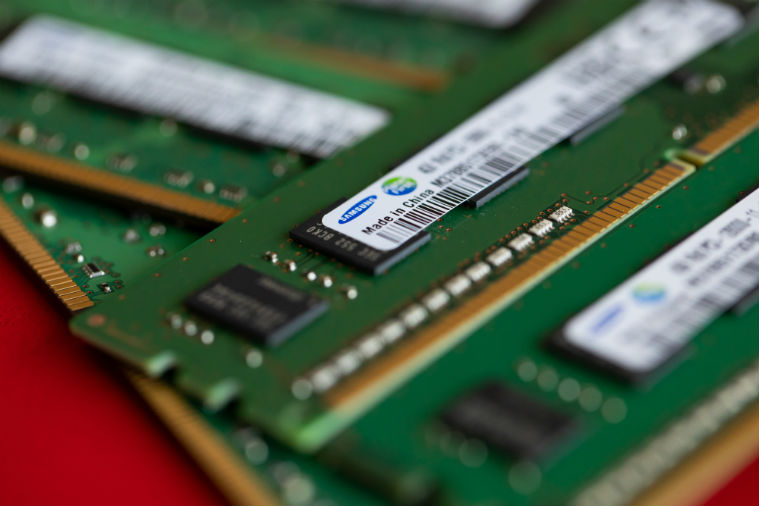 samsung, samsung electronics, profit drop, chip prices, memory-chip prices, slowing smartphone sales, samsung operating income, samsung data centers, samsung smartphone sales