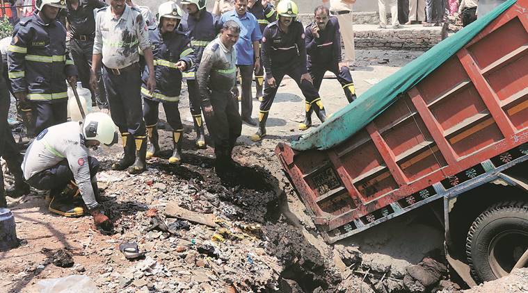 four people fall into septic tank, septic tank, hospital, sion hospital, mumbai fire brigade, mumbai news, indian express news