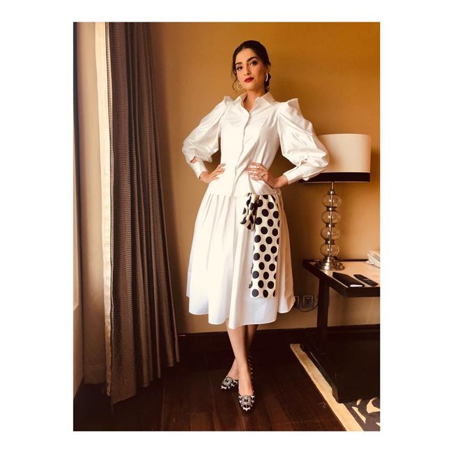 katrina kaif, priyanka chopra, kriti sanon, alia bhatt, sonam kapoor, anushka sharma, fashion, celeb fashion, manish malhotra, Virat Kohli, indian express, indian express news