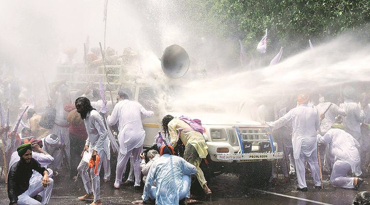 Police use water cannons to stop protesting farmers from entering city