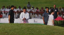jawaharlal nehru death anniversary, nehru death anniversary photos, shanti vanm, rahul gandhi, sonia gandhi, hamid ansari, pranab mukherjee, manmohan singh, pm modi, congess pays homage, india news, indian express