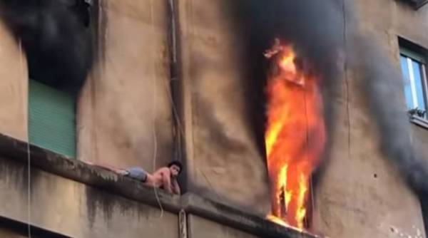 rome, rome fire, man on ledge, man on building ledge, man escapes fire, fire in rome, rome building on fire, viral video, indian express, indian express news