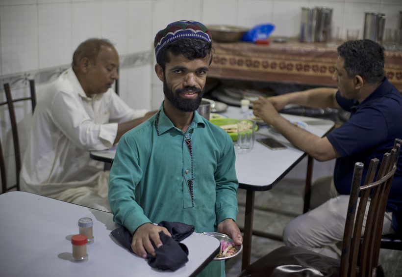 pakistani waiter, rozi khan, peter dinklage lookalike, game of thrones, tyrion lannister, peter dinklage doppelganger photos, pakistan news, indian express