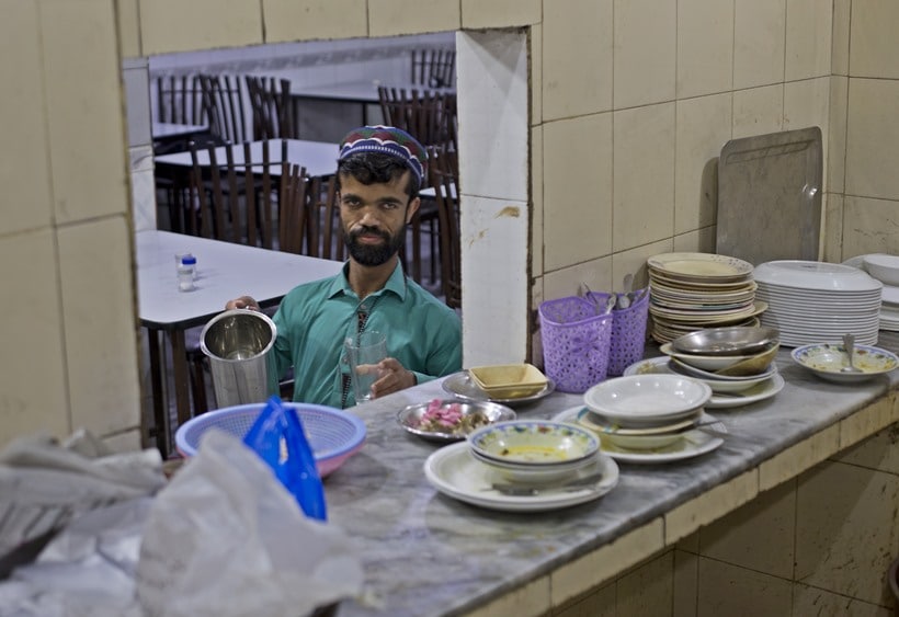 pakistani waiter, rozi khan, peter dinklage lookalike, game of thrones, tyrion lannister, peter dinklage doppelganger photos, pakistan news, indian express