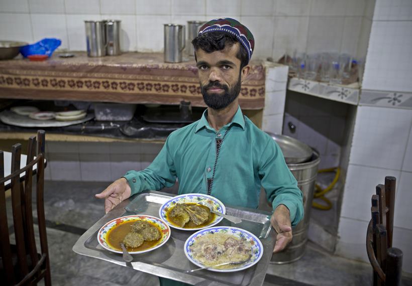 pakistani waiter, rozi khan, peter dinklage lookalike, game of thrones, tyrion lannister, peter dinklage doppelganger photos, pakistan news, indian express