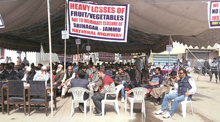 kashmir traders, jammu and kashmir tradeers protests, Srinagar-Jammu National Highway, J&K Highway ban, indian express