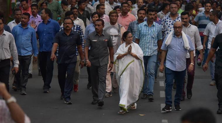 kolkata violence, election commission kolkata violence,pm modi kolkata violence, mamata banerjee kolkata violence, pm modi mamata banerjee, kolkata violence videos, kolkata violence, ishwar Chandra Vidyasagar, Vidyasagar bust vandalised, amit shah, amit shah road show in kolkata, violence at amit shah road show, violence in kolkata