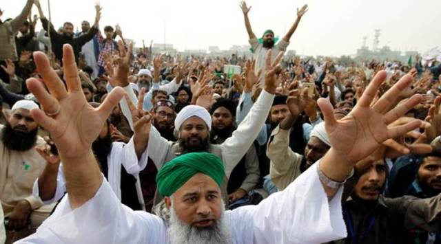 Members of the Tehreek-e-Labaik Pakistan far right Islamist political party shout slogans during a sit-in in Rawalpindi, Pakistan November 10, 2017.  REUTERS/Caren Firouz