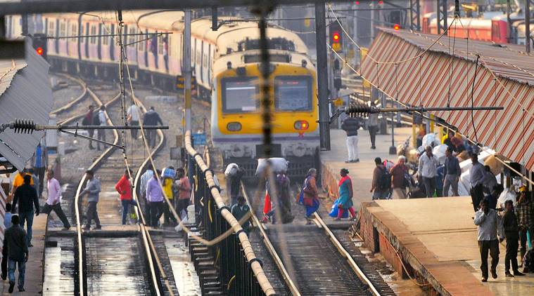 mumbai local train, mumbai local train derail, mumbai train derail, kurla railway station, mumbai train accident, central railways, Chhatrapati Shivaji Maharaj Terminus, csmt