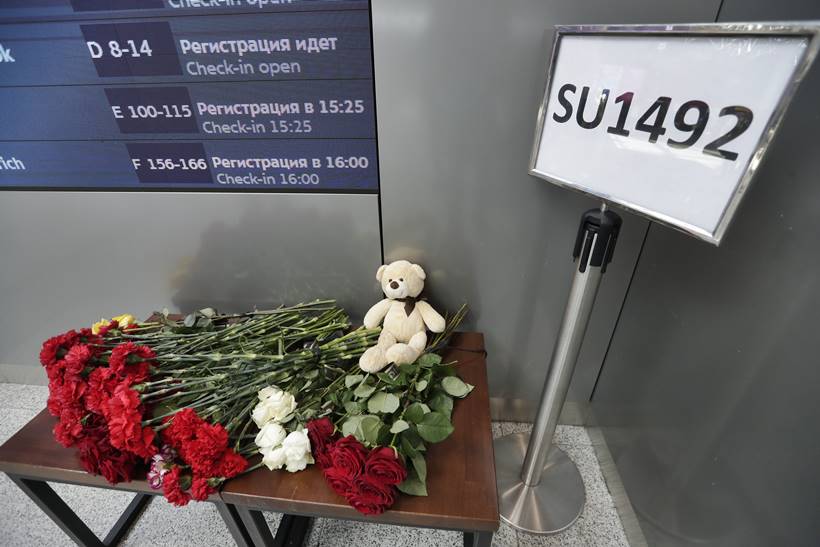 Russian passenger plane fire, Russia plane fire, russian plane fire photos, Russia plane crash, Aeroflot passenger plane fire, plane catches fire, Russian plane fire dead, Russian plane fire death toll, World news, Indian Express