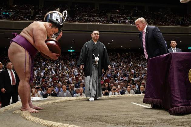 donald trump in japan, trump attends sumo summit photos, trump in japan photos, shinzo abe, japan pm, melania trump, sumo wrestling, world news, indian express