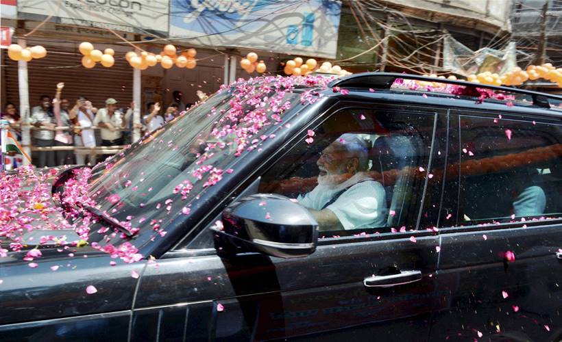 Narendra Modi, Modi in Varanasi, Modi in Varanasi photos, PM Modi in Varanasi, BJP, Amit Shah, Modi road show, kashi Vishwanath, Modi varanasi results, India news, Indian Express