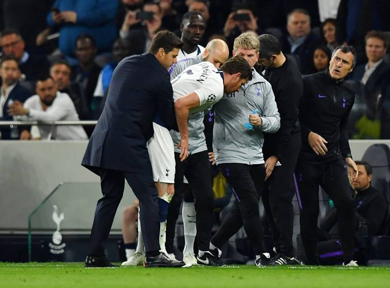 Tottenham's Jan Vertonghen is substituted off as Tottenham manager Mauricio Pochettino looks on