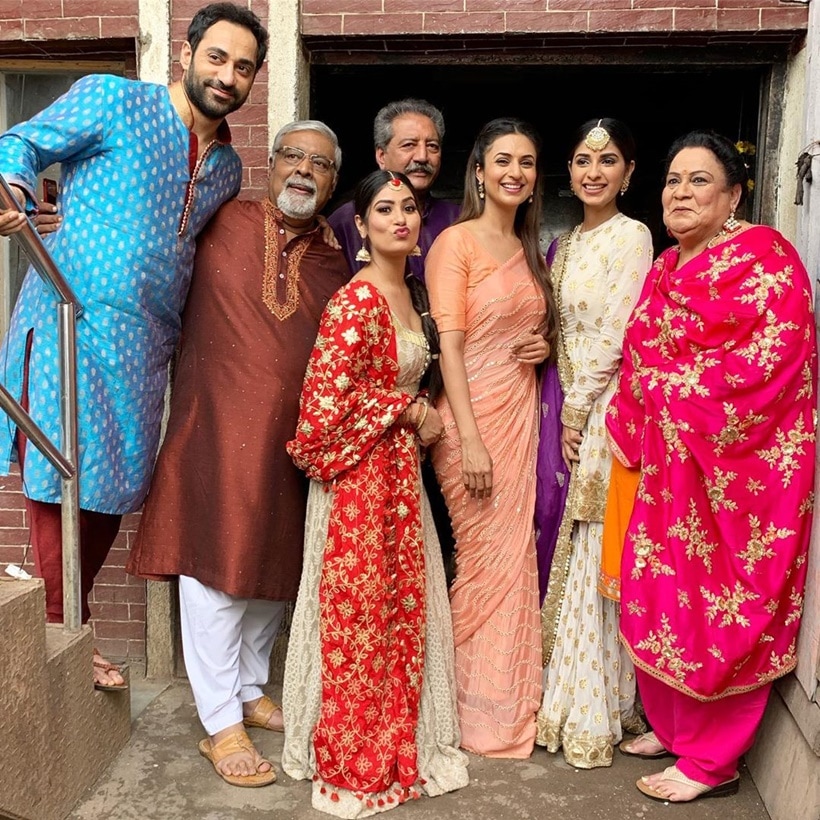 divyanka tripathi with yeh hai mohabbatein cast