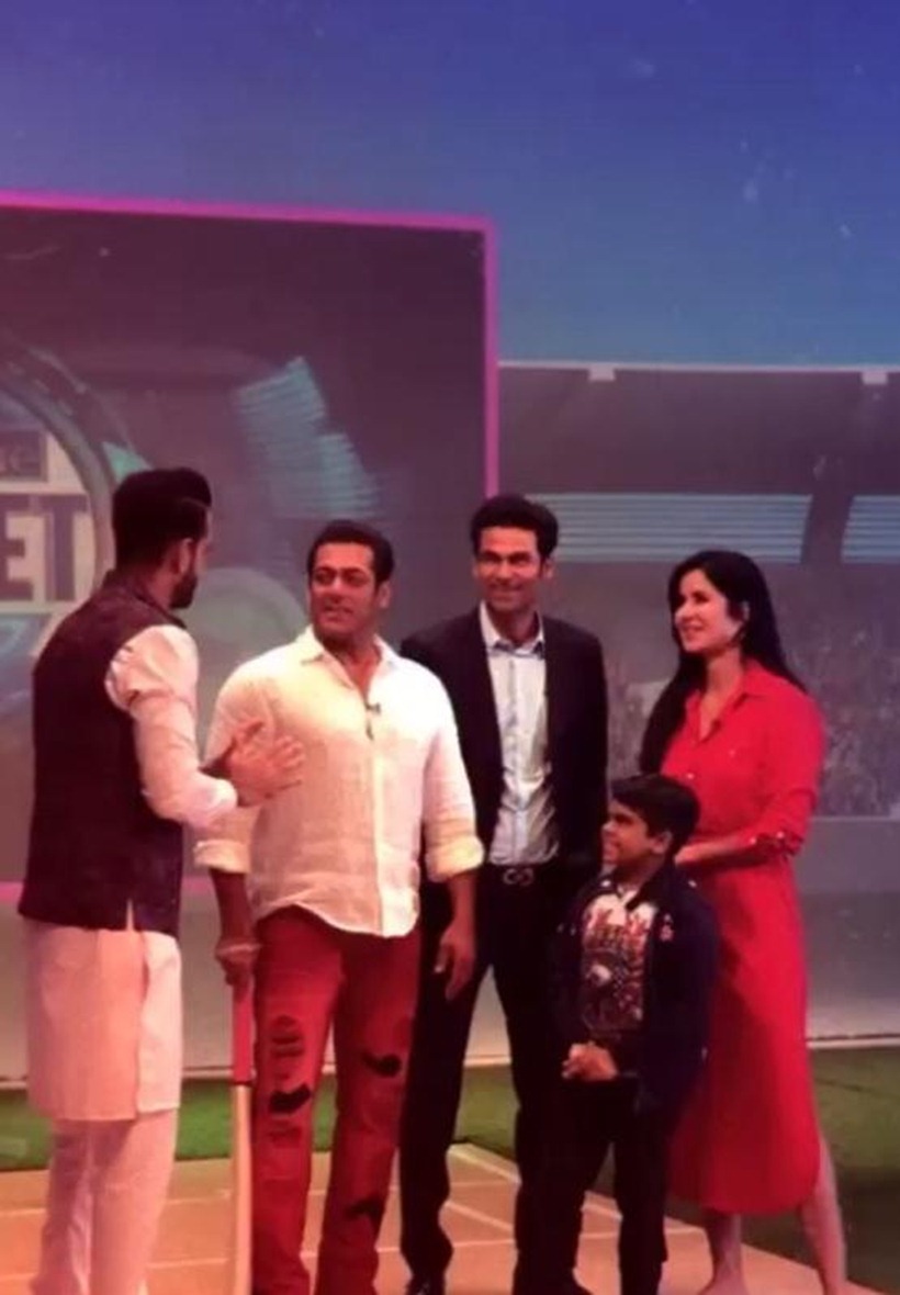 Salman Khan and Katrina Kaif play cricket