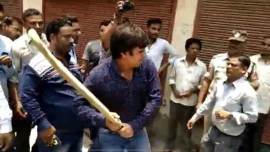 Aaksh Vijayvargiya, Kailash Vijayvargiya son, mc official attacked by akash Vijayvargiya, indore mc officials, indore mc, indian express