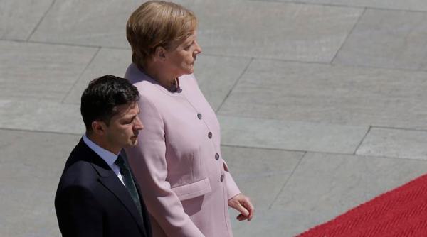 angela merkel, angela merkel shaking video, german chancellor trembling in the sun, merkel urkraine president shaking video, germany ukraine meeting, viral videos, indian express