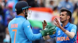 ms dhoni, dhoni, dhoni gloves, dhoni balidan badge gloves, dhoni army gloves, balidan badge, world cup, cricket world cup 2019, dhoni world cup, bcci dhoni, icc dhoni gloves, cricket news, indina express