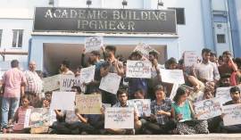 Bengal protests: Doctors defy Mamata’s deadline, continue stir