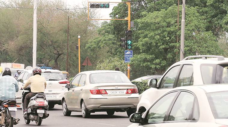 Chandigarh, Chandigarh news, Chandigarh traffic police, Chandigarh police, Chandigarh roads, Chandigarh traffic, lack of dedicated lanes, Madhya Marg lack of dedicated lanes, Indian Express news