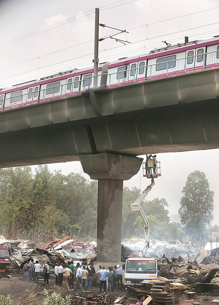 delhi, delhi news, delhi metro, delhi fire, delhi market fire, delhi metro services hit, kalindi kunj market fire, kalindi kunj metro, india news, Indian Express