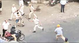 delhi news, mukherjee nagar incident, tempo driver thrashed by delhi police, delhi police chased by tempo driver sword, delhi chief minister, arvind kejriwal, delhi police, police suspended, punjab chief minister, amarinder singh, india news, indian express