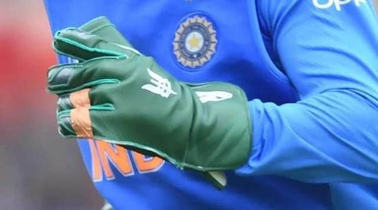 ms dhoni, dhoni, dhoni gloves, dhoni balidan badge gloves, dhoni army gloves, balidan badge, world cup, cricket world cup 2019, dhoni world cup, bcci dhoni, icc dhoni gloves, cricket news, indina express