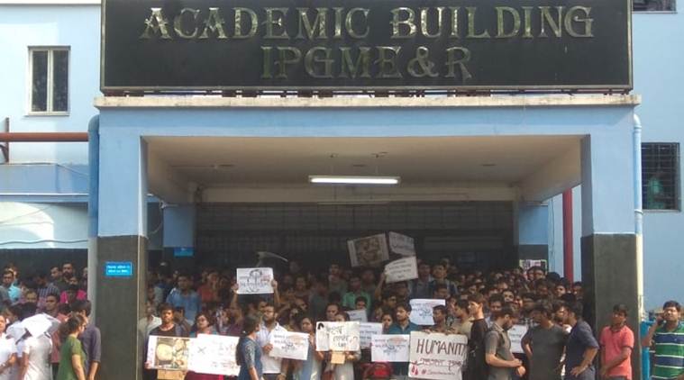 Protesting junior doctors defy Mamata, to continue stir till demands met