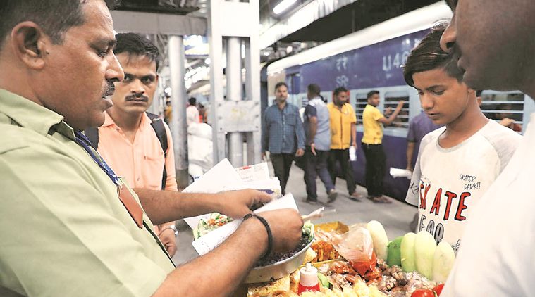 indian railways, indian railways hawkers, hawkers, train hawkers, surat train hawker, train hawker video, surat train hawker video, train hawker mocks politicians, train hawker viral video, irctc
