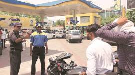 delhi, delhi news, helmet, helmet policy, two-wheeler fuel, borrow helmets, indian express