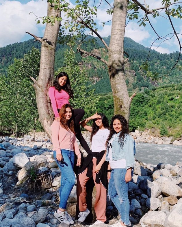 Janhvi Kapoor takes a vacation with sister Khushi Kapoor