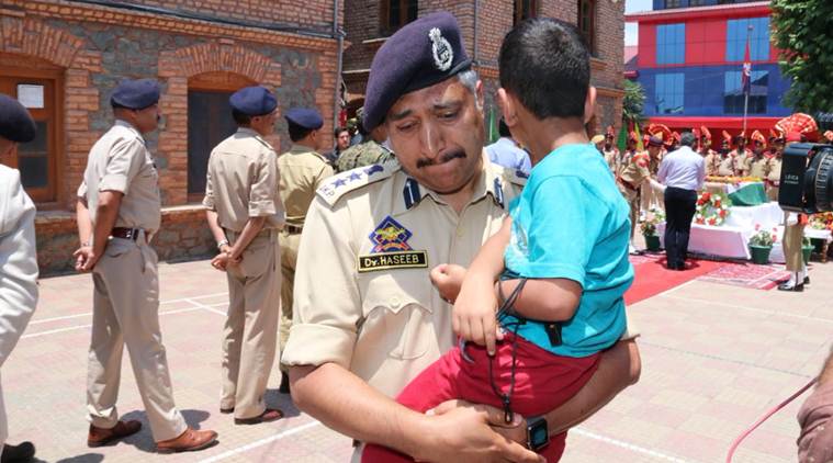 Arshad Khan, anantnag terror attack, arshad khan son, arshad khan son photo, j&k police, j-k police shares photo, wreath laying ceremony, indian express