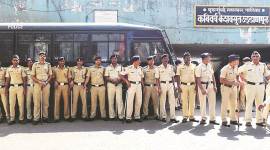 shiv sainiks, shiv sainiks attack couple, shiv sainiks attack kissing couple, couple attacked in mumbai, india news, Indian Express