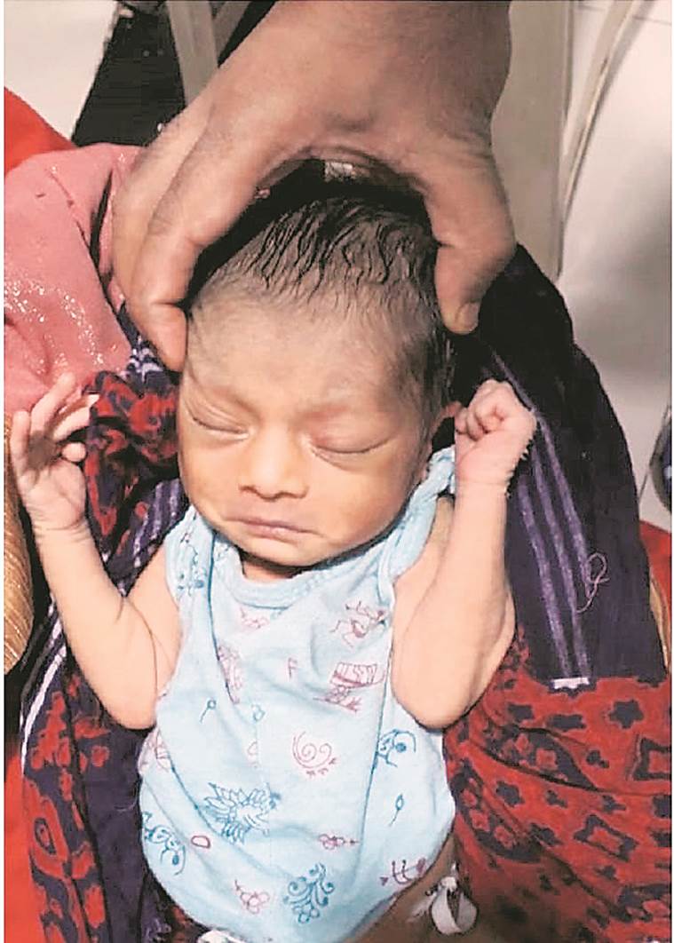 newborn found in plastic bag, newborn found in train, mumbai central, abandoned baby found, baby in plastic bag, baby found in mumbai train, mumbai central baby, indian express